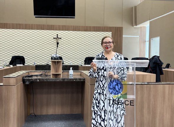 Novos gestores de unidades do TRE-CE são empossados pela Presidência Registro fotográfico feito durante a cerimônia de posse. Nele, atrás de um púlpito em acrílico, ...