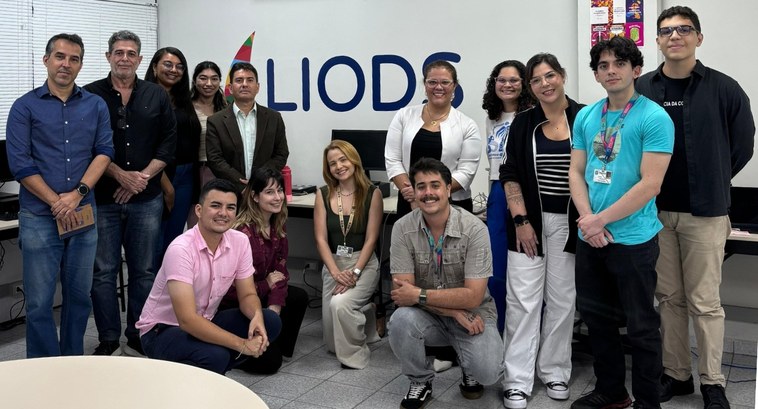 Novos supervisores do LIODS do TRE-CE visitam laboratório e destacam papel estratégico da inovação na Justiça Eleitoral Registro fotográfico feito durante a reunião. Nele, 14 pessoas posam para a foto. Atrás deles, h...