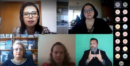 Banner na horizontal com print da reunião. Na reunião aparece a imagem de 5 participantes. Na pr...