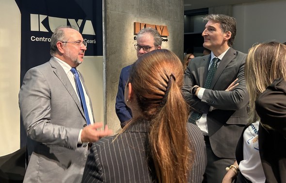 Ouvidor do TRE-CE participa da abertura da 4ª Semana Nacional do Registro Civil, em Fortaleza Na imagem, um grupo de pessoas está reunido em pé, conversando. O desembargador do TRE-CE, à esq...