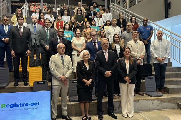Ouvidor do TRE-CE participa da abertura da 4ª Semana Nacional do Registro Civil, em Fortaleza Na imagem, há um grupo grande de pessoas posando para uma foto em uma escadaria interna. As pess...