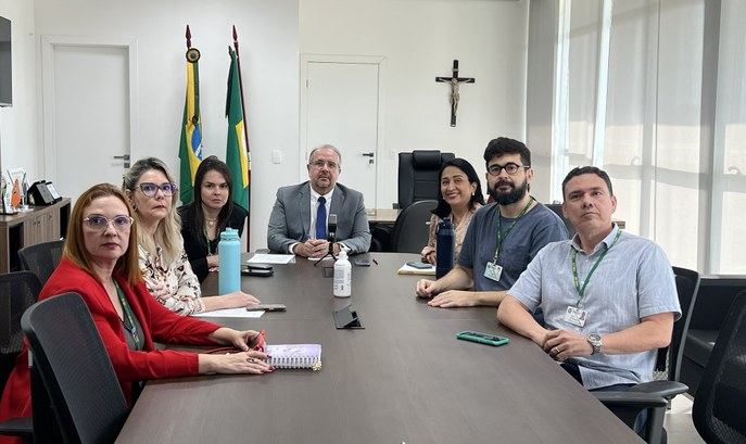 Na imagem, José Cavalcante aparece falando aos presentes. À sua frente, há um microfone posicion...