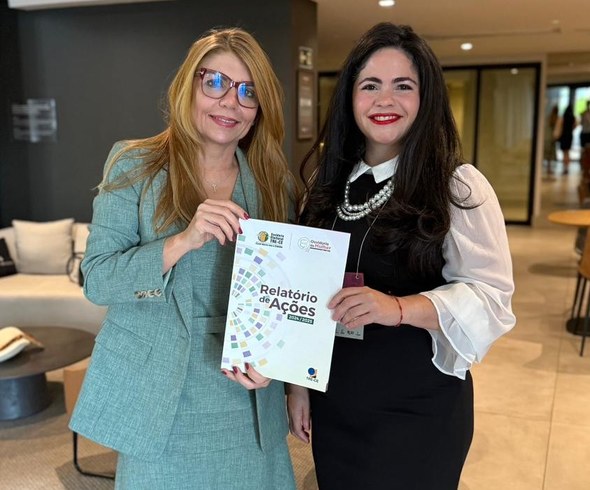 Ouvidoria da Mulher do TRE-CE compartilha experiências em encontro nacional do Judiciário A imagem mostra as juízas ouvidoras da Mulher do TRE-CE posando lado a lado para a foto, ambas s...