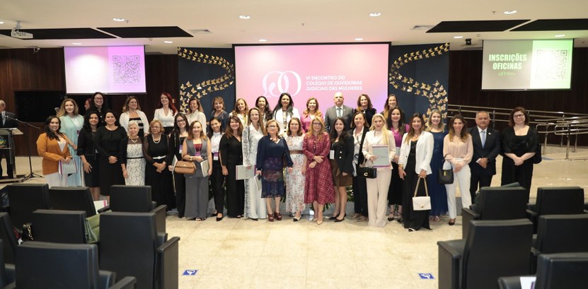 Ouvidoria da Mulher do TRE-CE compartilha experiências em encontro nacional do Judiciário A imagem mostra um grupo de trinta e cinco pessoas — trinta e três mulheres e dois homens — posa...