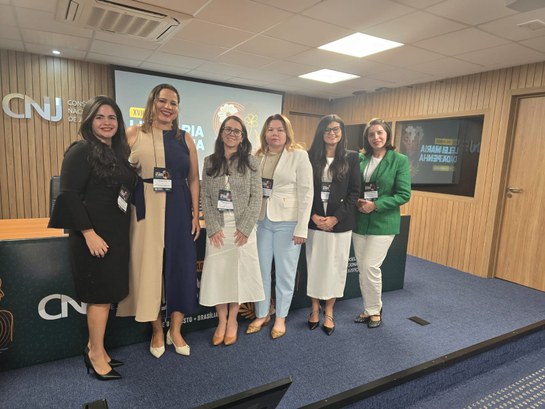 Ouvidoria da Mulher do TRE-CE participa da XVIII Jornada Lei Maria da Penha O registro fotográfico é composto por seis mulheres posando lado a lado. Atrás delas, a logo do ...