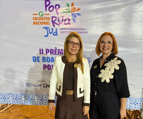 Ouvidoria da Mulher do TRE-CE participa do II Encontro Nacional PopRuaJud, no Maranhão Na foto, as duas representantes do TRE-CE estão em pé, lado a lado, posando para a câmera. Elas ...