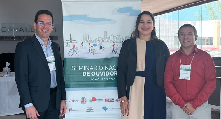 Registro fotográfico feito no evento. Nele, o juiz Daniel Carneiro e os servidores Luara Nobre e...