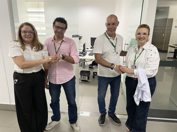 A imagem mostra as servidoras Fernanda e Ismênia ao lado de dois servidores do TRE-CE, todos pos...