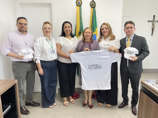 A imagem mostra, da esquerda para a direita, o secretário da Presidência, Carlos André Bezerra; ...