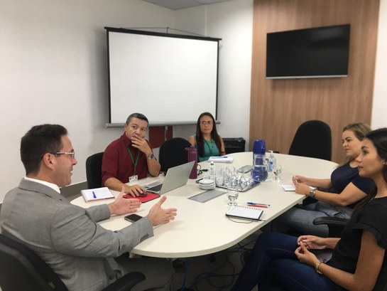 Registro fotográfico feito na sala de reuniões do 3° andar, na sede do TRE-CE. Está presente, na...