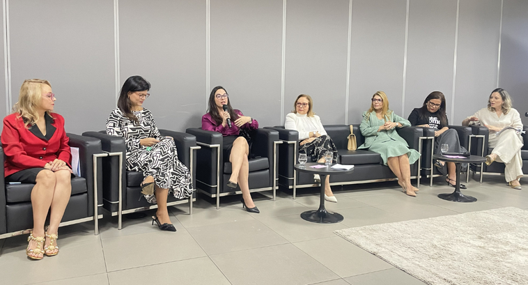 Na imagem, em um ambiente interno da sala de treinamento do TRE-CE, com piso claro e paredes de ...