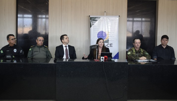 Plano de atuação para Dia D da eleição suplementar em Santa Quitéria é apresentado em coletiva de imprensa A imagem mostra um grupo de seis autoridades — cinco homens e uma mulher — sentadas lado a lado ...