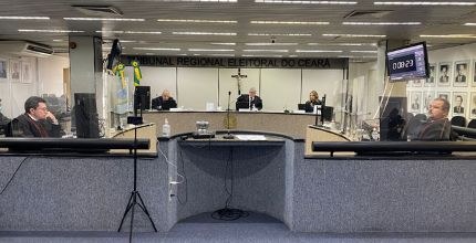 Foto do pleno do TRE na sessão de julgamento. Na bancada central, estão o procurador regional el...