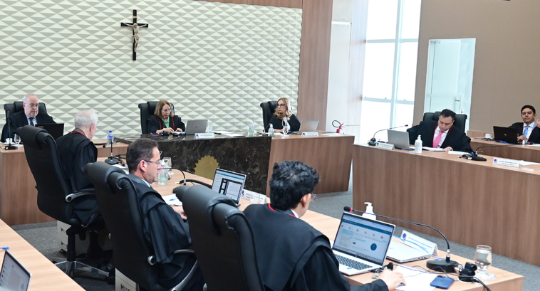 Pleno do TRE-CE confirma cassação de prefeito e vice-prefeito de Santa Quitéria e determina realização de nova eleição municipal Registro fotográfico feito na sala de sessões do TRE-CE. Nele, membros do Pleno usam togas preta...