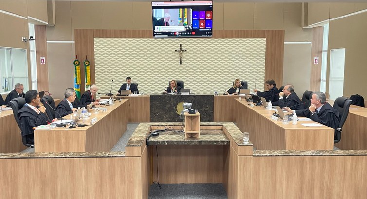 Pleno do TRE-CE decide pela cassação de vereador de Abaiara e mantém inelegibilidade de ex-prefeito A imagem mostra uma sessão em andamento no Pleno do TRE-CE. A sala possui mesas distribuídas em ...