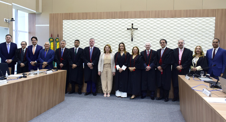 No registro mostra um grupo de pessoas reunidas no Pleno. Algumas pessoas usam togas e outras ve...