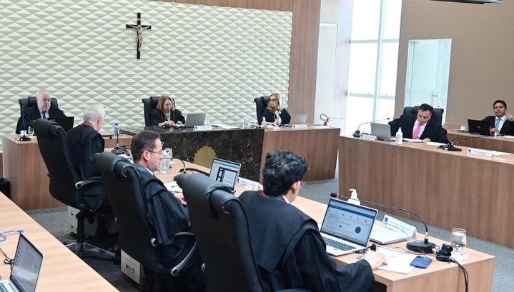 Pleno do TRE-CE mantém cassação do prefeito e da vice-prefeita de Barroquinha Registro fotográfico feito na sala de sessões do TRE-CE. Nele, membros do Pleno usam togas preta...