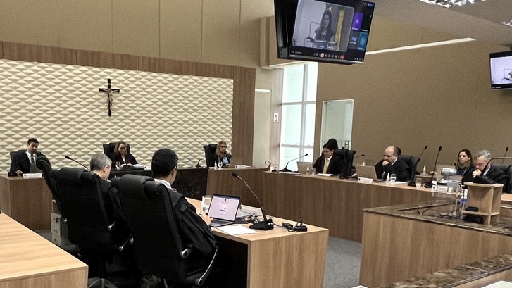 Pleno do TRE-CE regulamenta poder de polícia na fiscalização da propaganda nas Eleições 2026 Na foto, há um ângulo lateral do plenário do TRE-CE, com bancada de madeira em formato de "U", t...