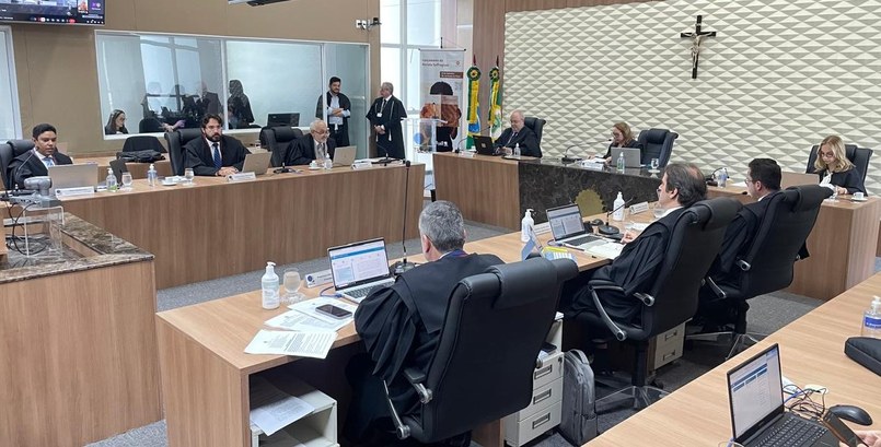 Pleno do TRE-CE solicita forças federais ao TSE para garantir segurança na eleição em Santa Quitéria Registro fotográfico feito na sala de sessões do TRE-CE. Nele, membros do Pleno usam togas preta...
