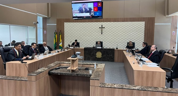 A imagem mostra uma sala de sessões com mesas em formato de “U”, no TRE-CE. Há desembargadores s...