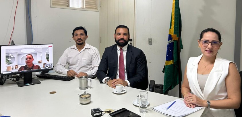 Prática conjunta entre TRE-CE e JFCE concorre ao Prêmio Innovare 2025 Registro fotográfico feito durante reunião. Nele, dois representantes da Justiça Federal estão s...