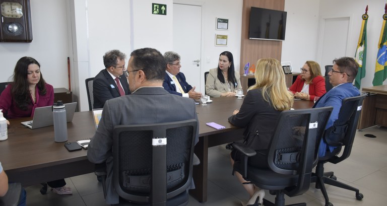 Presidência do TRE-CE recebe visita institucional dos dirigentes da OAB-CE A imagem mostra oito pessoas - quatro mulheres e quatro homens -, entre elas a presidente do TRE...