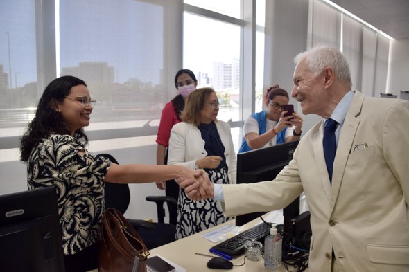 Presidência do TRE-CE reforça compromisso em reformar sede dos cartórios da capital Na imagem, o vice-presidente cumprimenta com um aperto de mãos uma servidora.