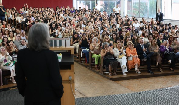 Na primeira imagem, várias pessoas estão sentadas lado a lado em uma mesa, entre elas as preside...