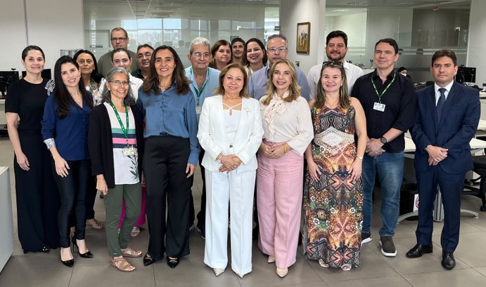 A primeira imagem mostra um grupo de 17 pessoas reunidas, posando para uma fotografia. As pessoa...