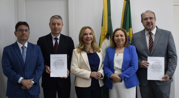 Presidente do TRE-CE, desembargadora Maria Iraneide, empossa ouvidor eleitoral e diretor da EJEC Na imagem, cinco pessoas estão alinhadas. Da esquerda para a direita, estão o juiz auxiliar da P...
