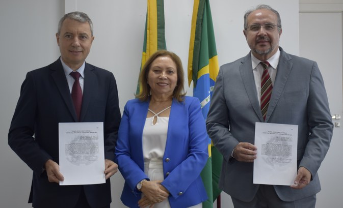 Presidente do TRE-CE, desembargadora Maria Iraneide, empossa ouvidor eleitoral e diretor da EJEC Na imagem, três pessoas aparecem em pé, sendo eles: o juíz Antônio Edilberto Oliveira Lima; a pr...