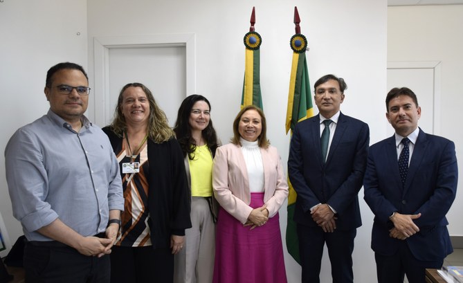 Presidente do TRE-CE, desembargadora Maria Iraneide, recebe visita institucional do secretário do TCU no Ceará, Roberto Sérgio No registro, estão presentes, da esquerda para a direita, o secretário da Presidência, Carlos An...