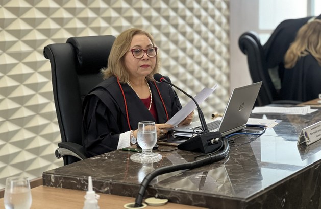A imagem mostra a presidente do TRE-CE, desembargadora Maria Iraneide, sentada à mesa do plenári...