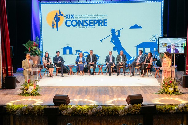A imagem mostra o palco de Theatro José de Alencar onde ocorre a cerimônia de abertura do XIX En...