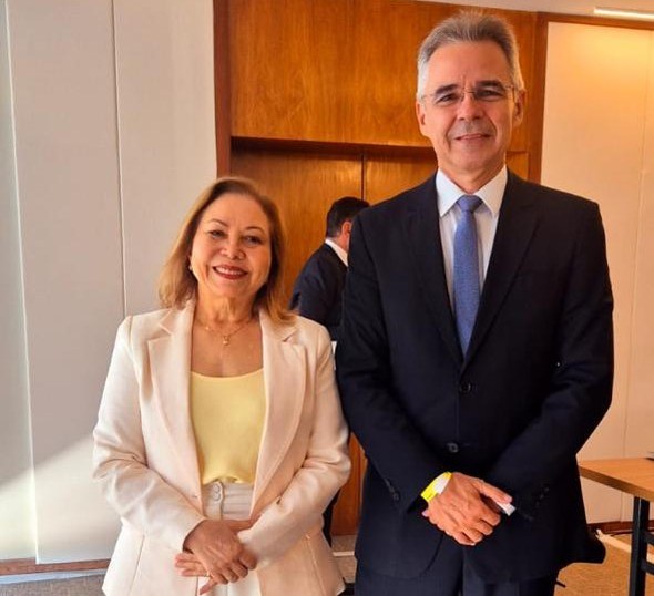 As três imagens mostram o evento. Na primeira, há uma sala com várias pessoas sentadas em cadeir...