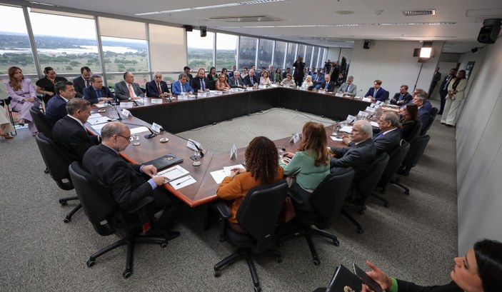 Presidente do TRE-CE participa de reunião estratégica no TSE sobre o 2º turno das Eleições 2026 A imagem apresenta uma vista panorâmica de uma reunião de trabalho realizada numa sala ampla com...