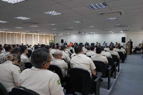 Presidente do TRE-CE participa de workshop e recebe Plano de Policiamento para as Eleições 2024 da PMCE Registro fotográfico feito no evento. Nele, o presidente do TRE-CE fala diante do púlpito de mad...