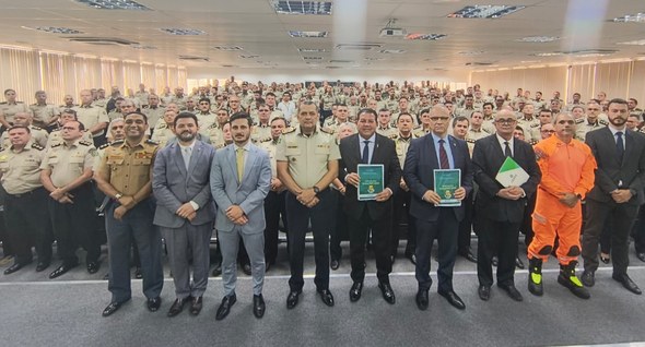 Presidente do TRE-CE participa de workshop e recebe Plano de Policiamento para as Eleições 2024 da PMCE Registro fotográfico feito no evento. Nele, o presidente do TRE-CE segura uma pasta, enquanto fa...