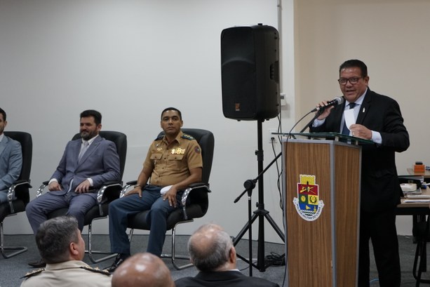 Presidente do TRE-CE participa de workshop e recebe Plano de Policiamento para as Eleições 2024 da PMCE Registro fotográfico feito durante o evento. O presidente do TRE-CE está atrás de um púlpito de ...