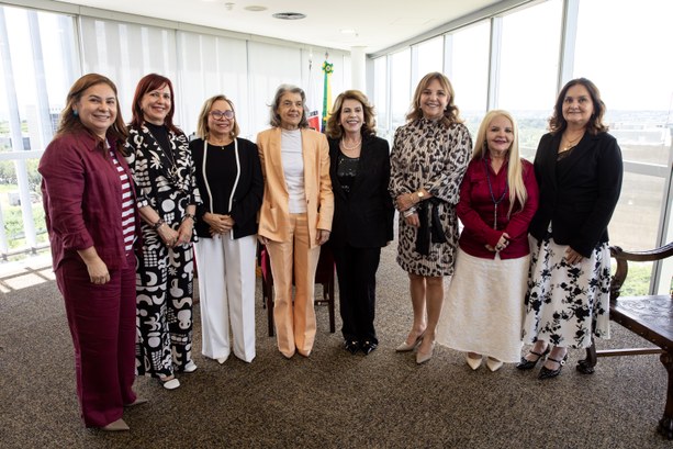 Na imagem, a ministra posa ao lado de sete outras dirigentes de tribunais eleitorais