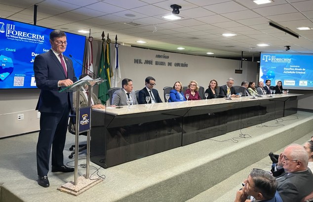A imagem mostra um evento realizado no auditório da Escola Superior da Magistratura do Estado do...