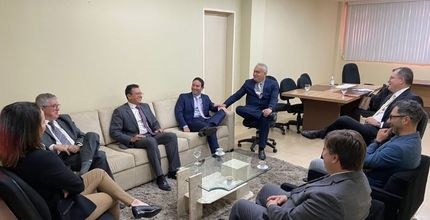 Presidente do TRE-CE recebe representantes do Caoeste Foto feita no gabinete do presidente do TRE-CE. Estão sentados em círculo, ao redor de uma mesa ...