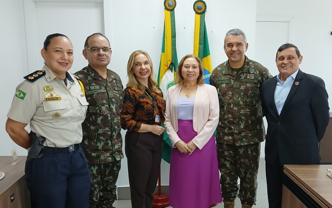 Presidente do TRE-CE recebe visita de general que se despede do comando da 10ª Região Militar Na foto, seis pessoas posam para o registro. Três delas vestem uniformes militares. Ao fundo, ap...