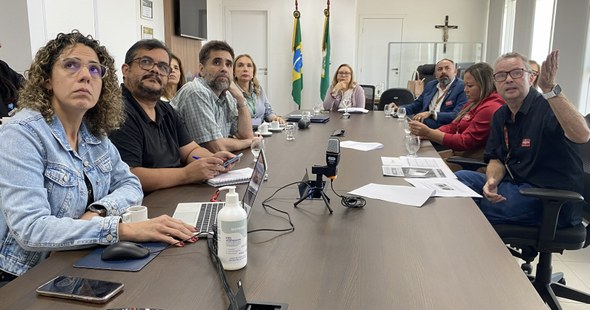 A mostram uma reunião entre TRE-CE e Correios. Na primeira imagem, na sala da Presidência do TRE...