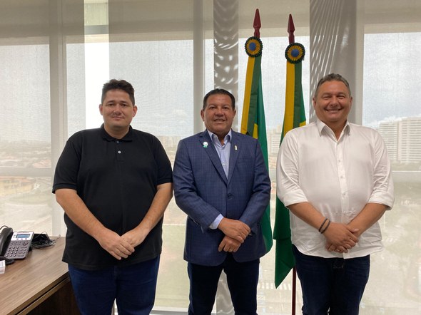 TRE-CE reúne-se com Superintendência do Patrimônio da União no Ceará e Secretaria da Proteção Social do Estado No segundo registro, estão presentes três homens, um deles é o presidente do TRE-CE, desembargad...