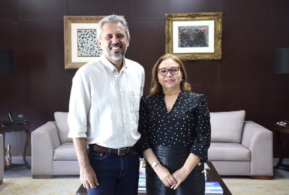 A imagem mostra a presidente do TRE-CE, desembargadora Maria Iraneide Moura Silva, à direita, e ...