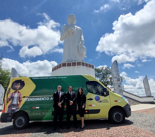 Presidente do TRE-CE visita zonas de Juazeiro do Norte e transfere título de eleitor para o município Na foto, o presidente do TRE-CE e dois juízes de Juazeiro posam para a foto. Atrás deles, há uma...