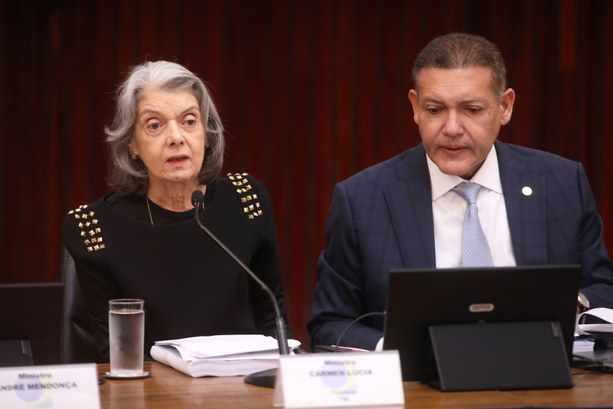 A imagem mostra, no auditório do TSE, em Brasília, a presidente do TSE, ministra Cármen Lúcia, à...