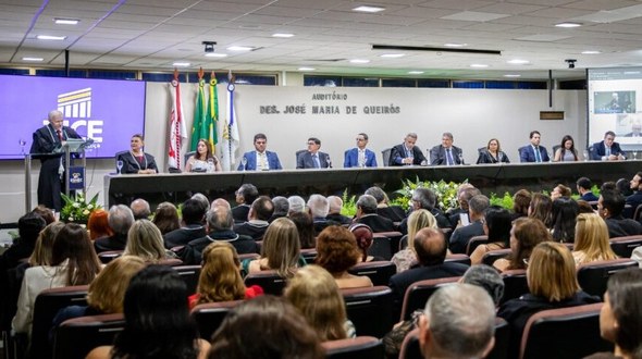 Presidente e vice-presidente do TRE-CE prestigiam posse de desembargadora Maria Marleide no TJCE As imagens mostram a posse da desembargadora. Na primeira, um grupo de autoridades está posando,...
