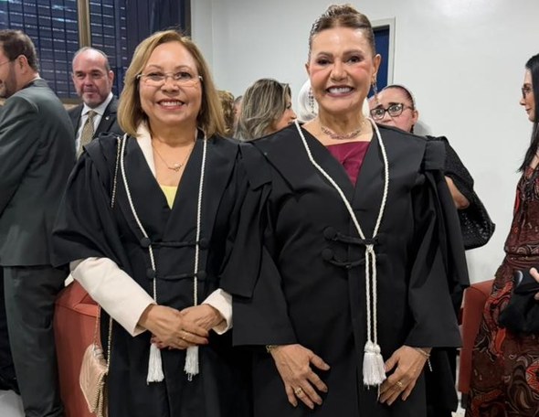 Presidente e vice-presidente do TRE-CE prestigiam posse de desembargadora Maria Marleide no TJCE As imagens mostram a posse da desembargadora. Na primeira, um grupo de autoridades está posando,...